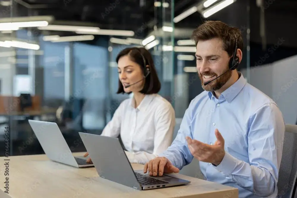 Arbeitgeber im Gespräch am Laptop im Büro