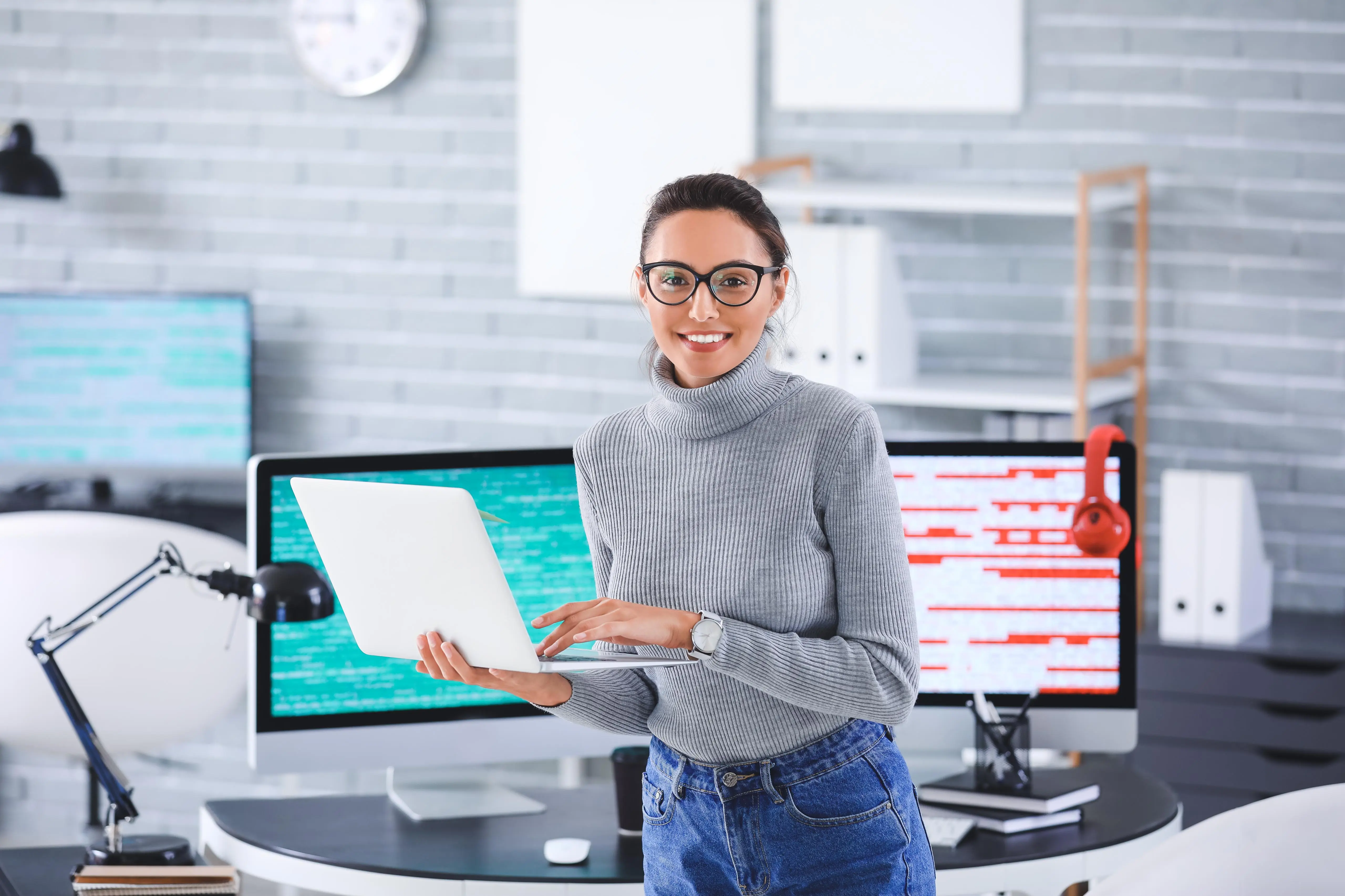 Zwei Kollegen arbeiten gemeinsam am Computer im Büro