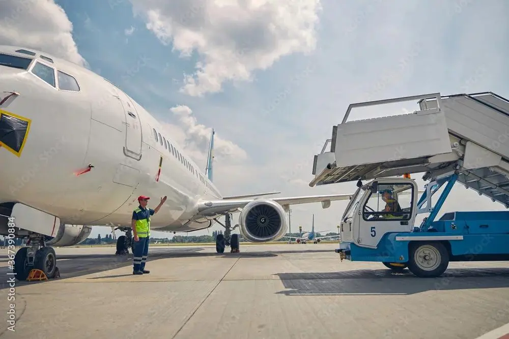 Flugzeug am Flughafen: Einreise internationaler Fachkräfte nach Deutschland